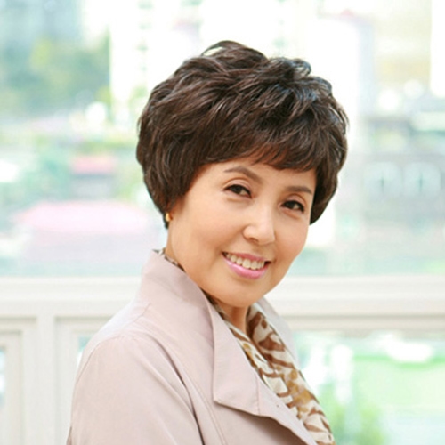 Tóc ngắn uốn cụp cho u60 đơn giản, quý phái