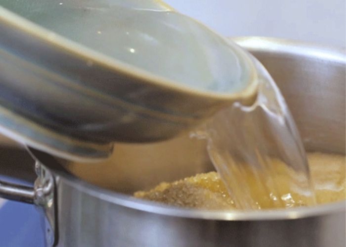 Đun sôi nước, sau đó lấy 1 nồi khác, cho đường vào