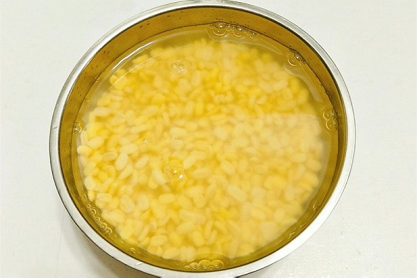 Đậu xanh ngâm nước ấm cho nở thì khi nấu sẽ nhanh nhừ hơn Đậu xanh ngâm nước ấm cho nở thì khi nấu sẽ nhanh nhừ hơn