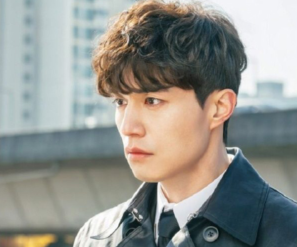 Tóc side part uốn xoăn nhẹ