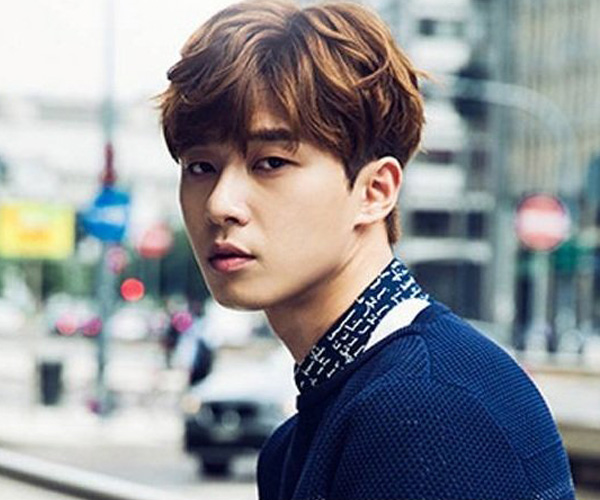 Kiểu tóc side part uốn xoăn nhẹ được rất nhiều người yêu thích