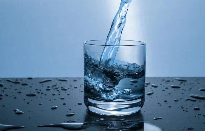 Trước khi tắm, hãy uống một cốc nước, nó sẽ giúp bạn cảm thấy khoan khoái hơn sau khi tắm