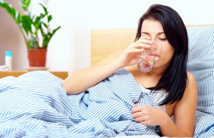 Khi bị ốm bạn cũng đừng quên bổ sung nước cho cơ thể nhé