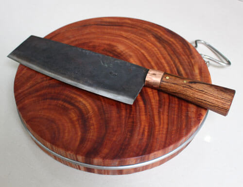 Dụng cụ cần chuẩn bị để chặt thịt gà luộc