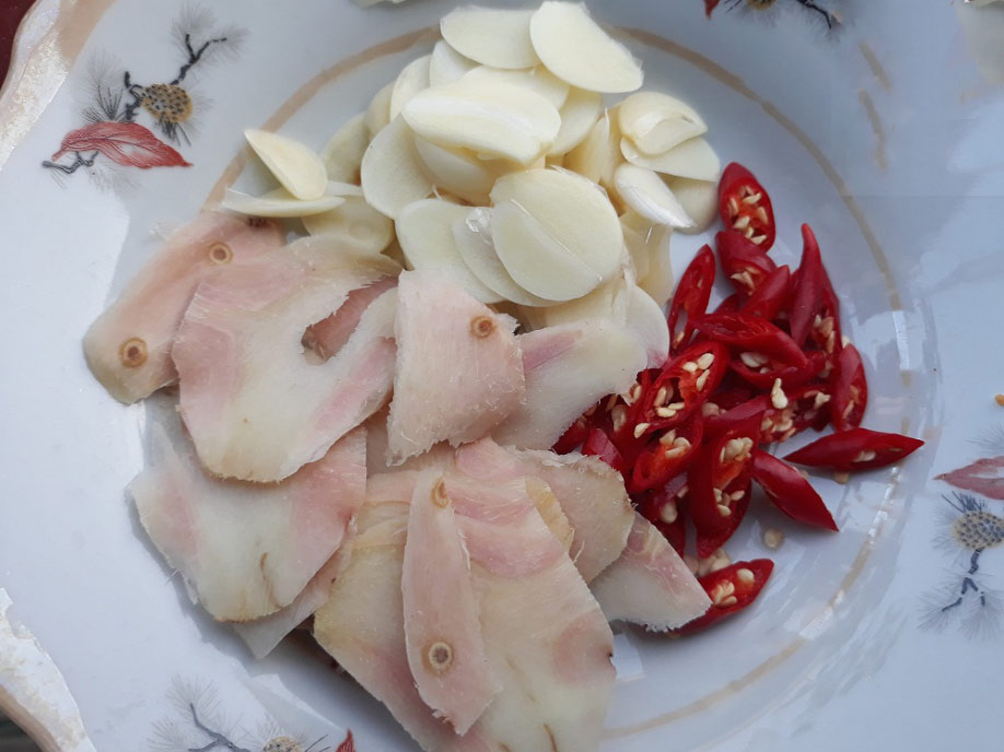 Sơ chế nguyên liệu làm sung muối Sơ chế nguyên liệu làm sung muối