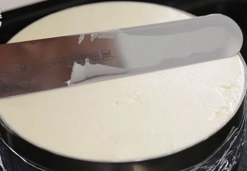 Đổ hỗn hợp vào khuôn nướng bánh