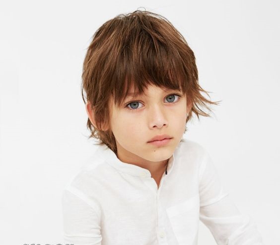 Tóc thẳng dài có mái siêu đáng yêu dành cho các bé trai