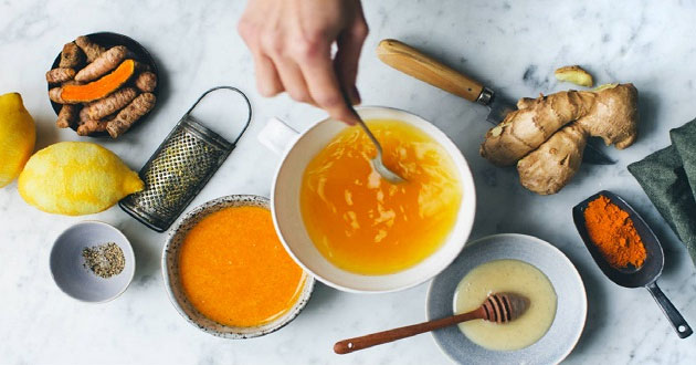 Dưỡng da sau sinh bằng rượu nghệ