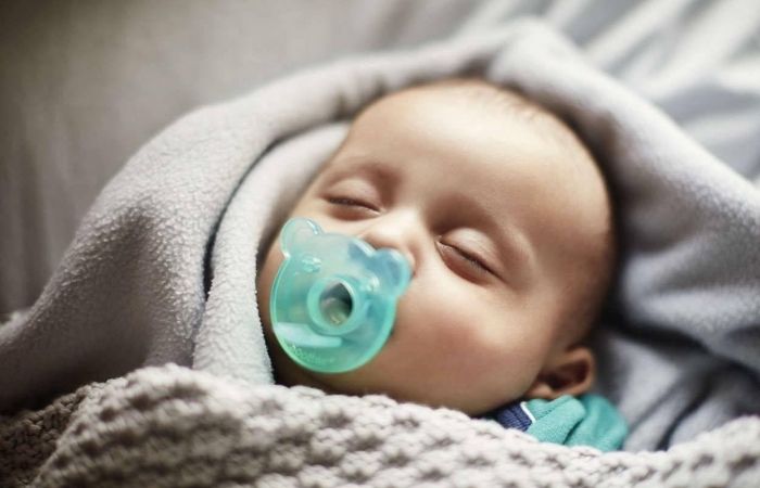 Lợi ích khi cho bé ngậm ti giả