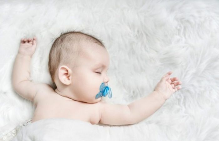 Cho bé ngậm núm vú giả có thể gây hại cho sự phát triển của răng