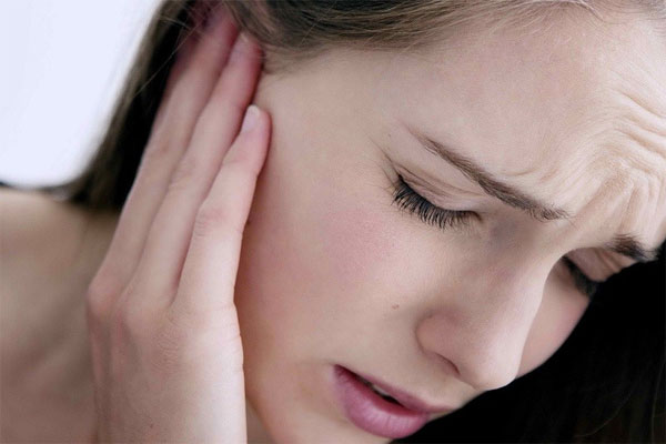 Dấu hiệu bị côn trùng chui vào tai