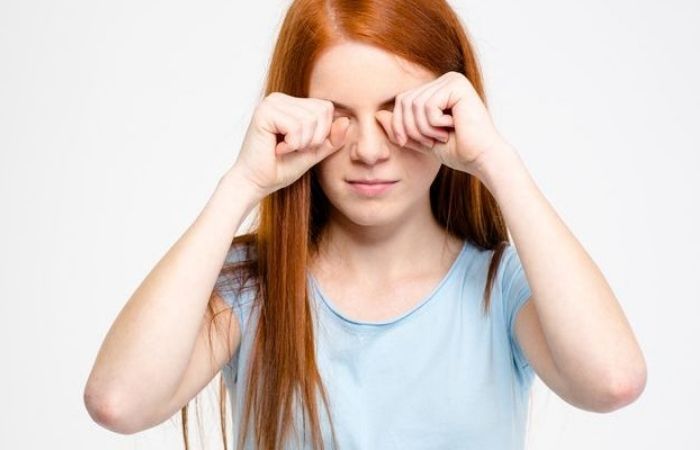 Nhiều người khi bị côn trùng bay vào mắt thường dụi mắt nhưng đó là một sai lầm rất lớn Nhiều người khi bị côn trùng bay vào mắt thường dụi mắt nhưng đó là một sai lầm rất lớn