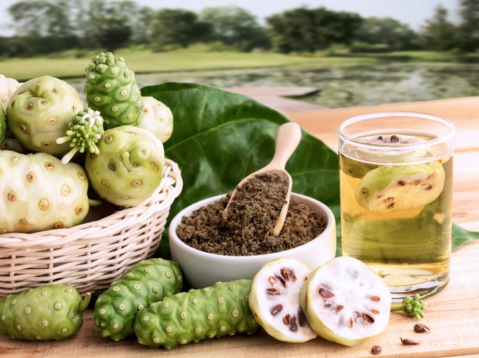 Nước ép trái nhàu có tác dụng thanh nhiệt, giải độc, làm đẹp da