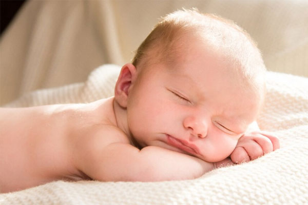 Phơi nắng cho bé