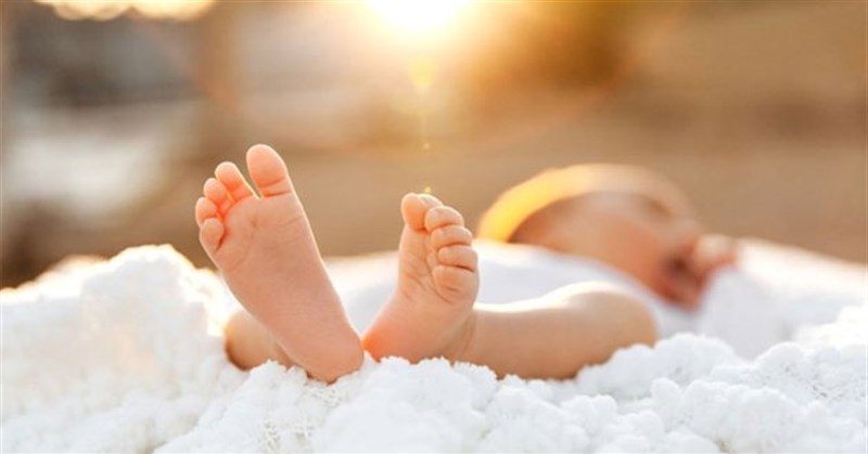 Phơi nắng cho trẻ sơ sinh đúng cách giúp tổng hợp vitamin D tránh còi xương
