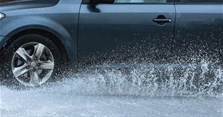 [Kỹ năng lái xe an toàn] Xử lý sao khi ô tô đi vào đường ngập sâu?