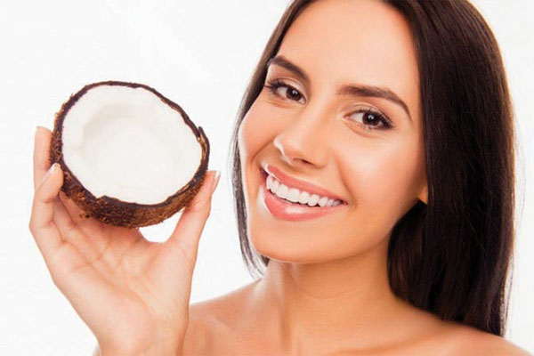 Bôi dầu dừa lên mặt