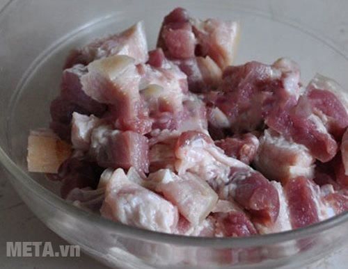 Sơ chế nguyên liệu làm thịt kho tàu Sơ chế nguyên liệu làm thịt kho tàu