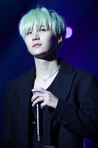 Màu nhuôm tóc xanh rêu khói cho nam da trắng