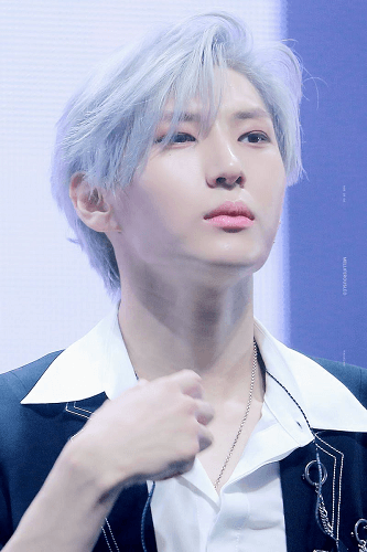 Tóc màu bạch kim cá tính cho nam da trắng