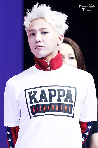 Tóc màu bạch kim cá tính cho nam da trắng