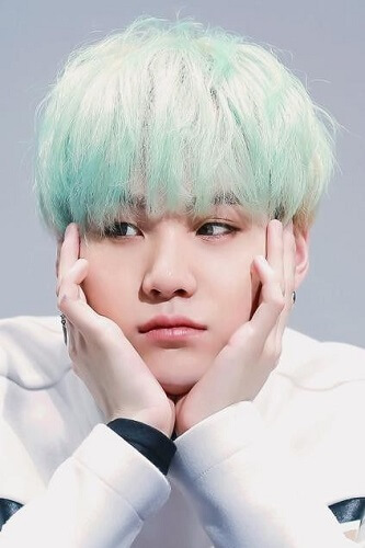 Màu nhuôm tóc xanh rêu khói cho nam da trắng