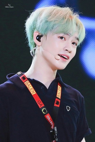 Màu nhuôm tóc xanh rêu khói cho nam da trắng