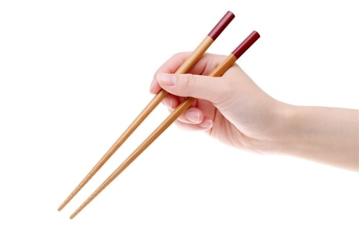 Mẹo chữa hóc xương cá bằng đũa