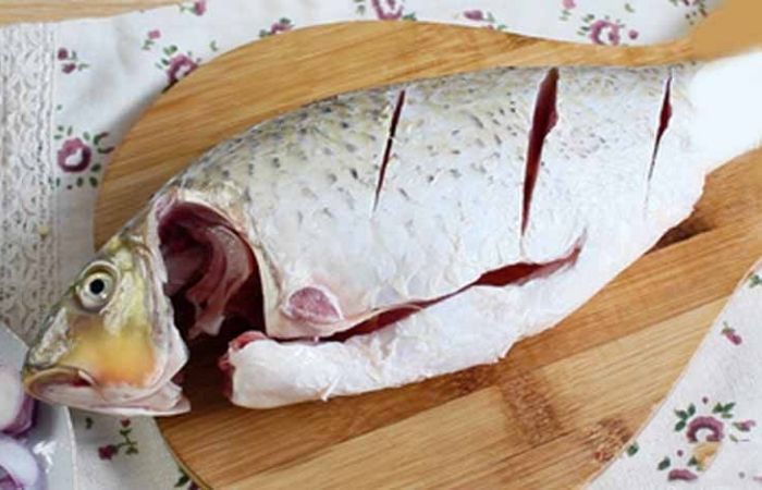 Cá chép sơ chế sạch để làm món cá chép om dưa chua Cá chép sơ chế sạch để làm món cá chép om dưa chua