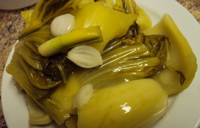 Dưa chua vắt ráo nước rồi rửa sạch Dưa chua vắt ráo nước rồi rửa sạch