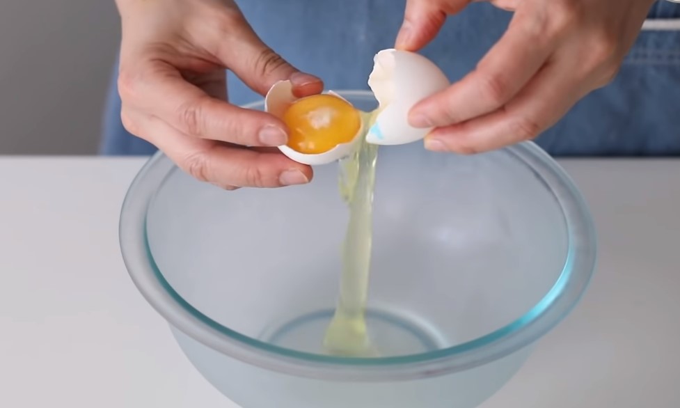 Đập trứng, tách riêng lòng đỏ và lòng trắng
