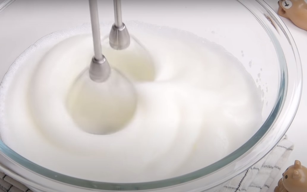 Đánh bông lòng trắng để làm bánh mì đám mây