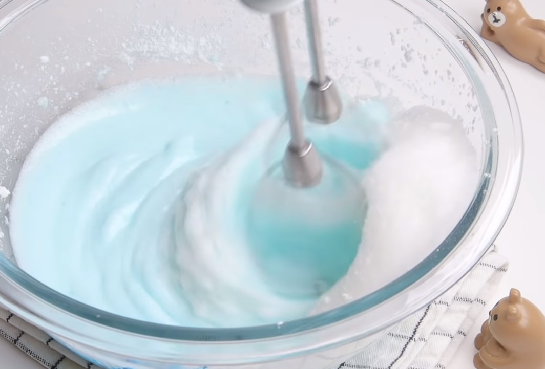 Đánh bông phần nguyên liệu để chúng hòa trộn cùng nhau ra màu sắc đẹp