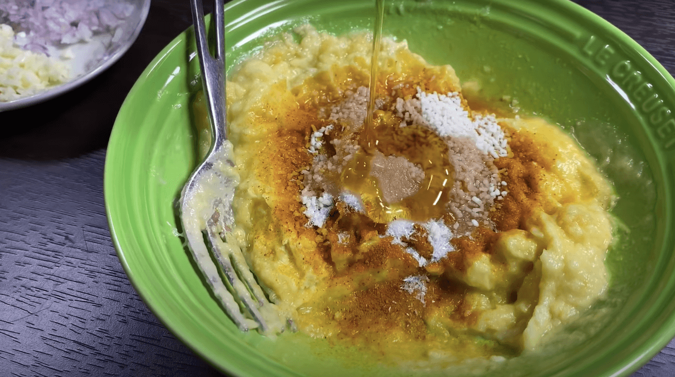 Trộn đều sầu riêng với gia vị Trộn đều sầu riêng với gia vị