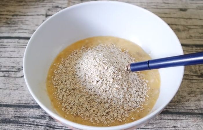 Cho yến mạch, bột nở, vani... vào hỗn hợp pancake chuối yến mạch