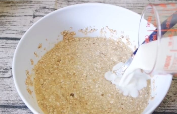 Thêm sữa vào hỗn hợp