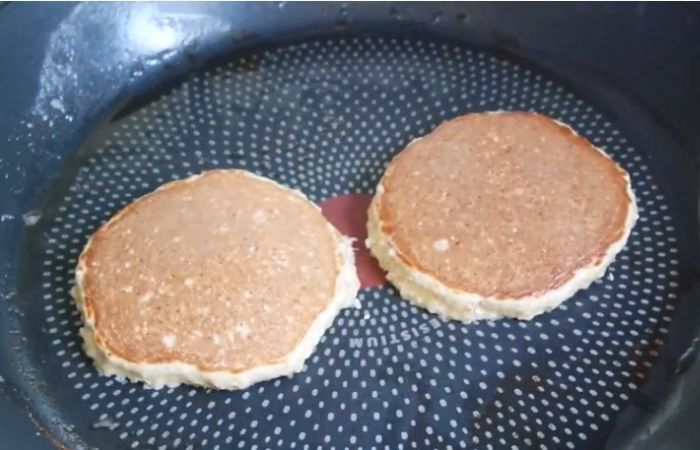 Làm nóng chảo và chiên chín đều hai mặt bánh