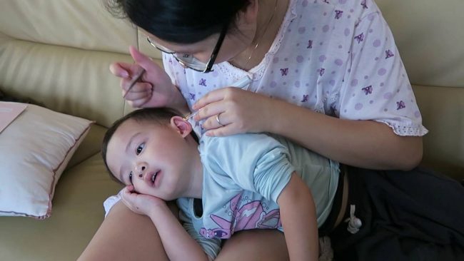 Hướng dẫn cách lấy ráy tai đơn giản tại nhà