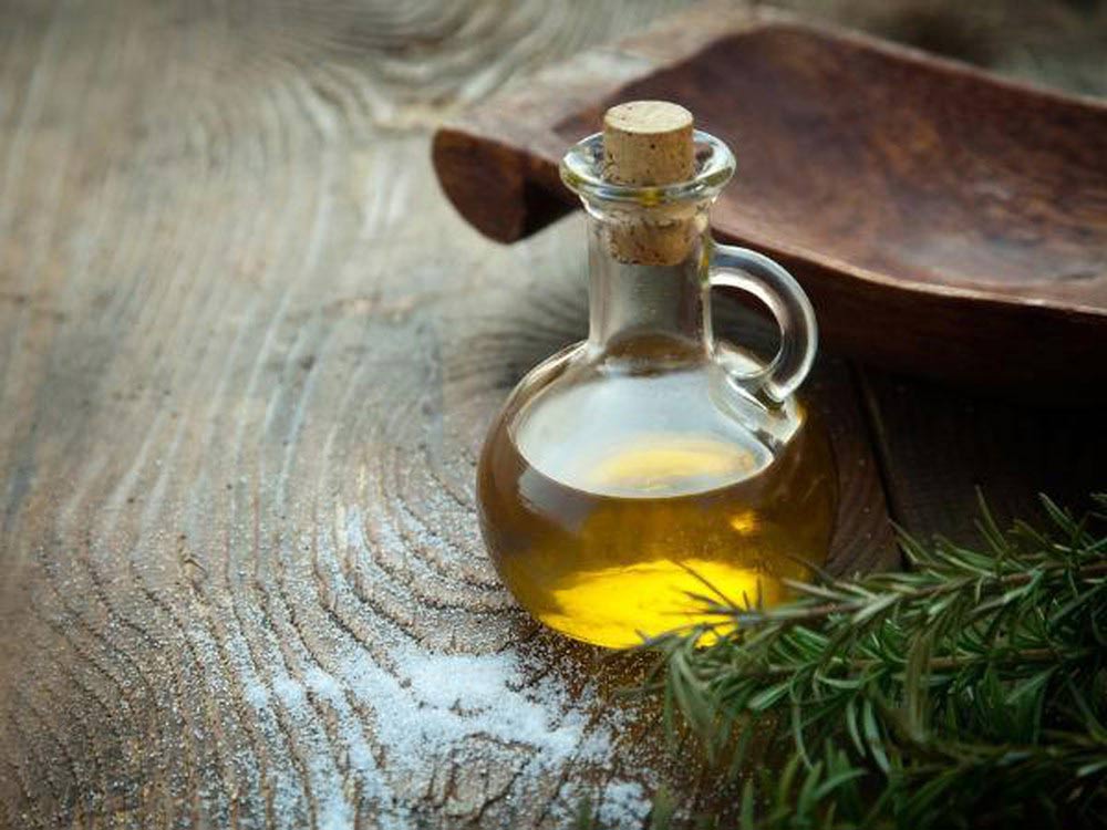 Lấy ráy tai bằng dầu oliu