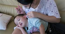 Cách lấy ráy tai khô cứng an toàn, không đau