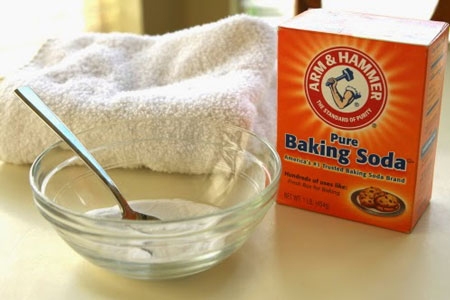 Lấy ráy tai bằng bột baking soda