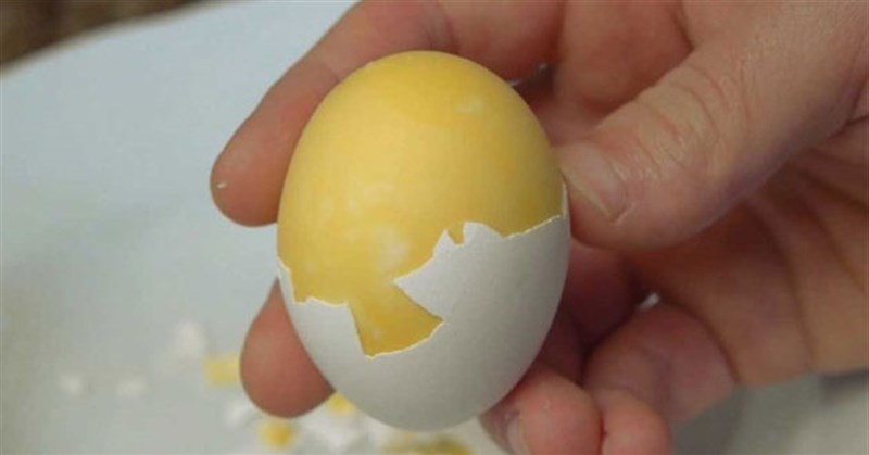 Trứng gà ung có ăn được không? Cách nhận biết trứng ấp dở đơn giản