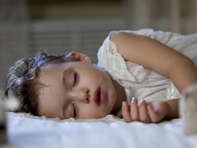 Mồ hôi trộm là gì? Làm gì khi trẻ ra nhiều mồ hôi ở đầu và lưng khi ngủ?
