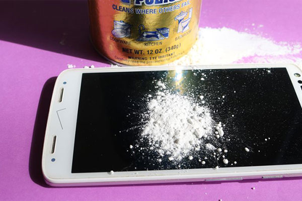 Cách làm mờ vết xước màn hình điện thoại bằng tinh bột ngô Cách làm mờ vết xước màn hình điện thoại bằng tinh bột ngô
