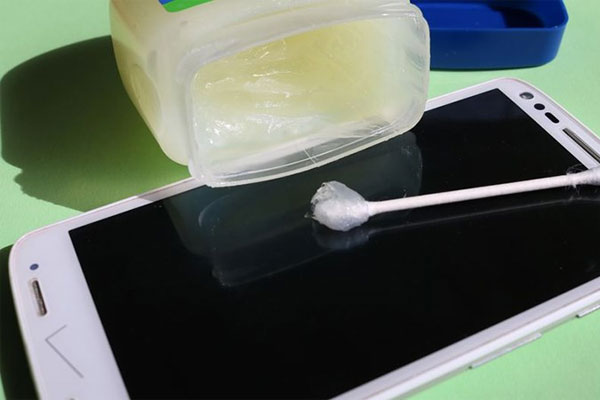 Cách làm mờ vết xước màn hình điện thoại bằng dầu thực vật Cách làm mờ vết xước màn hình điện thoại bằng dầu thực vật