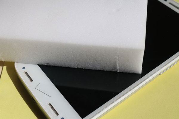 Cách làm mờ vết xước màn hình điện thoại bằng bọt biển Cách làm mờ vết xước màn hình điện thoại bằng bọt biển