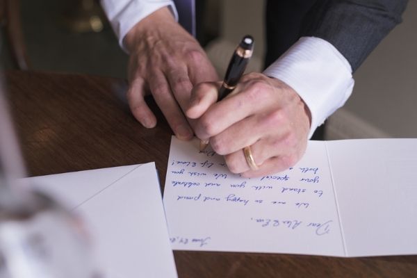 Một tấm thiệp viết tay cẩn thận sẽ làm các nàng cực kỳ xúc động