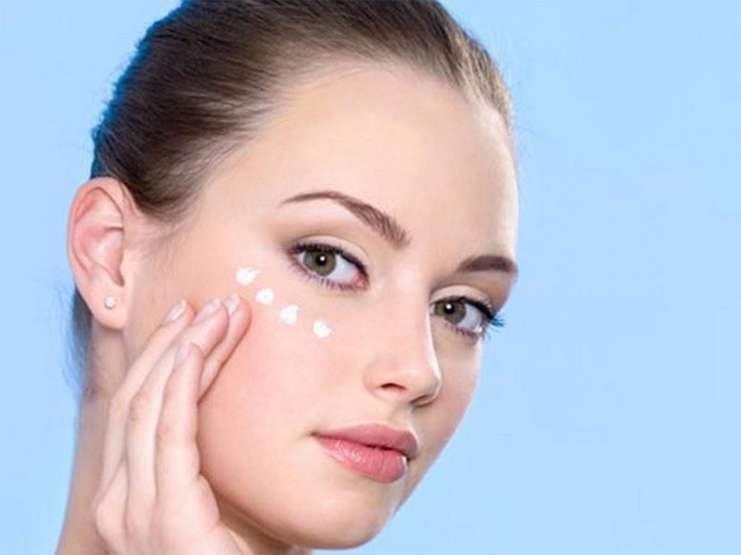 Dùng kem dưỡng da mắt Dùng kem dưỡng da mắt