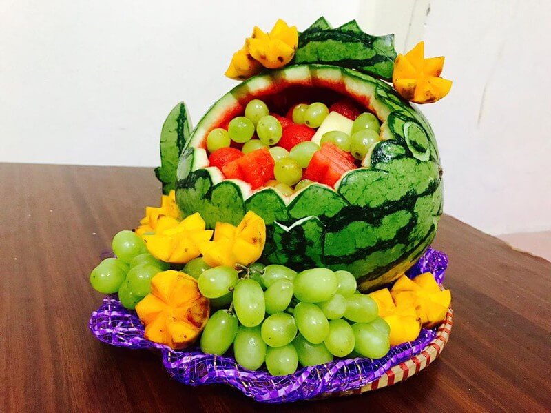 Trang trí mâm ngũ quả với dưa hấu khắc hình con cá chép và các loại quả khác Trang trí mâm ngũ quả với dưa hấu khắc hình con cá chép và các loại quả khác