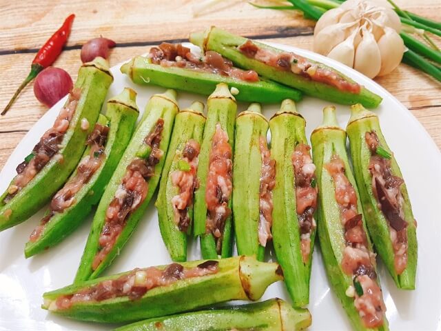 Nhồi nhân thịt vào trong đậu bắp